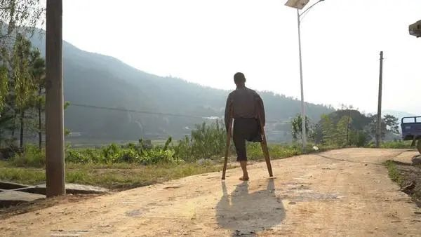 当年被大老板“退养”后，小马云变成了这个样子...