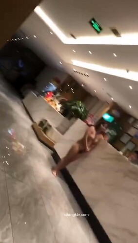 猎奇圈福利视图重磅来袭 各种公共场所人前露出搞怪极限淫乱行为挑战