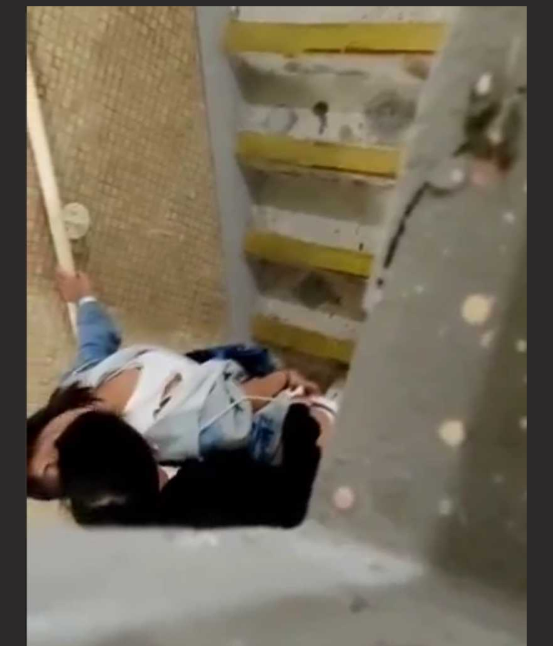 『现在的年轻人真大胆！！！楼梯间干柴烈火后入啪啪啪』好心大叔偷拍 记录曝光全过程！！！