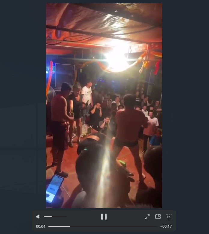 对棚现场整活儿乡村低俗表演，骚逼碎砖头、奶子碎大石，老大爷们的福音看得津津有味