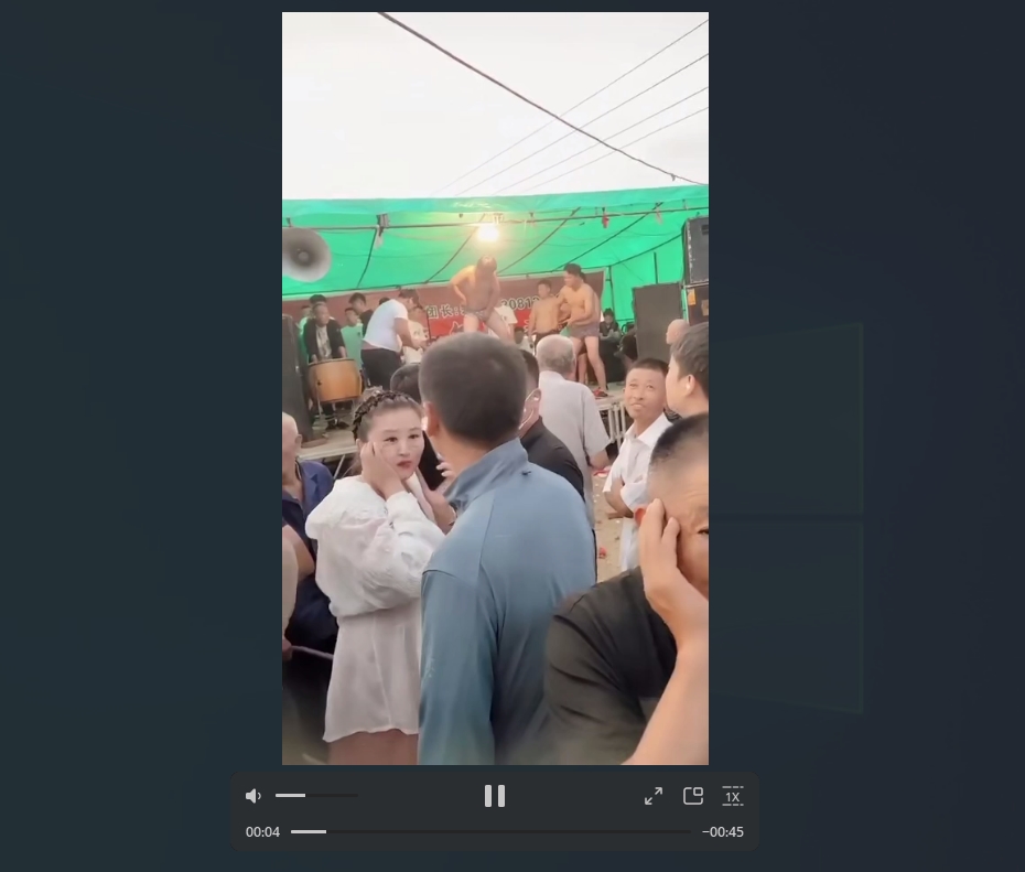 对棚现场整活儿乡村低俗表演，骚逼碎砖头、奶子碎大石，老大爷们的福音看得津津有味