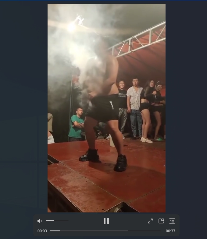 对棚现场整活儿乡村低俗表演，骚逼碎砖头、奶子碎大石，老大爷们的福音看得津津有味