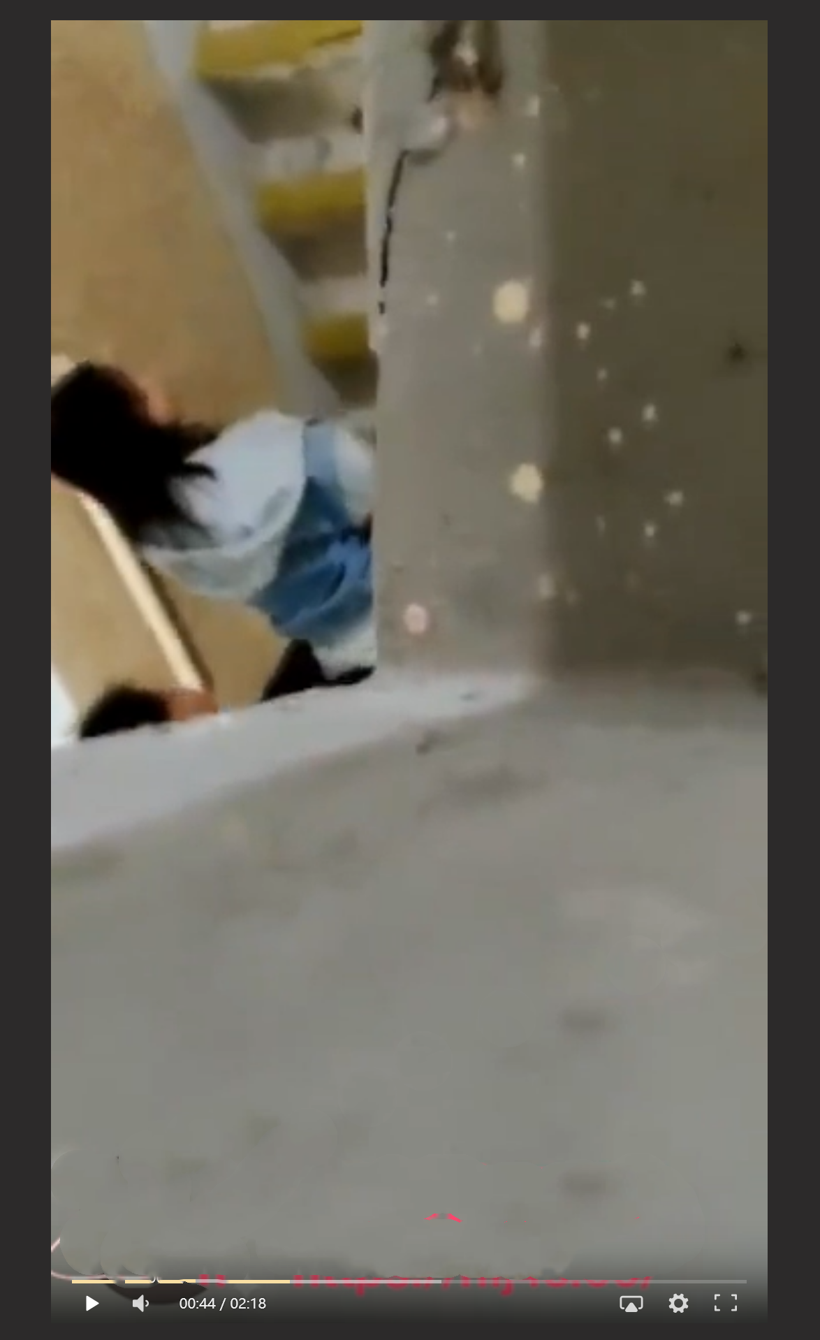 『现在的年轻人真大胆！！！楼梯间干柴烈火后入啪啪啪』好心大叔偷拍 记录曝光全过程！！！