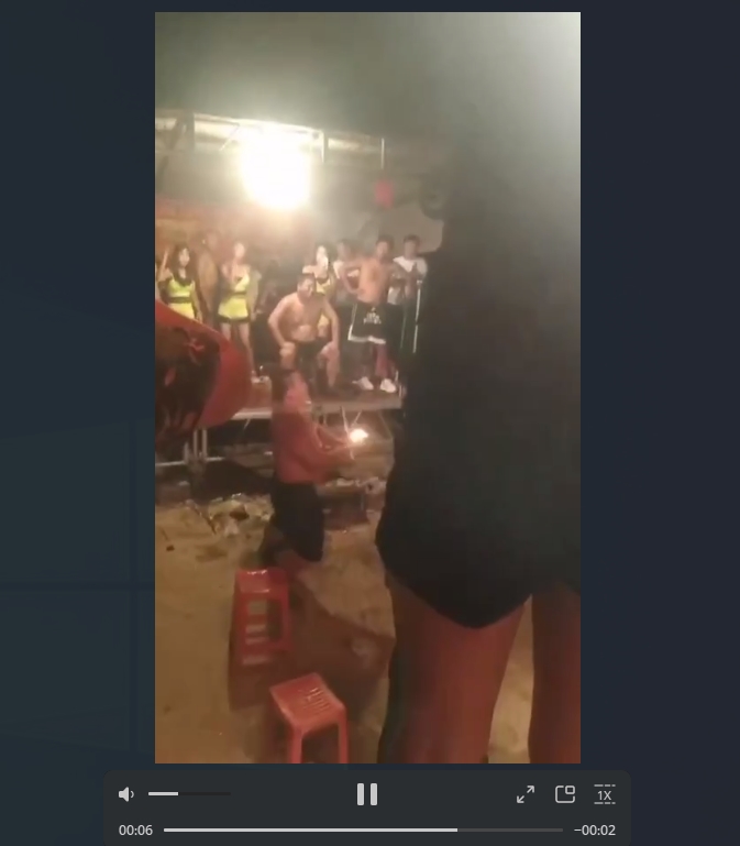 对棚现场整活儿乡村低俗表演，骚逼碎砖头、奶子碎大石，老大爷们的福音看得津津有味