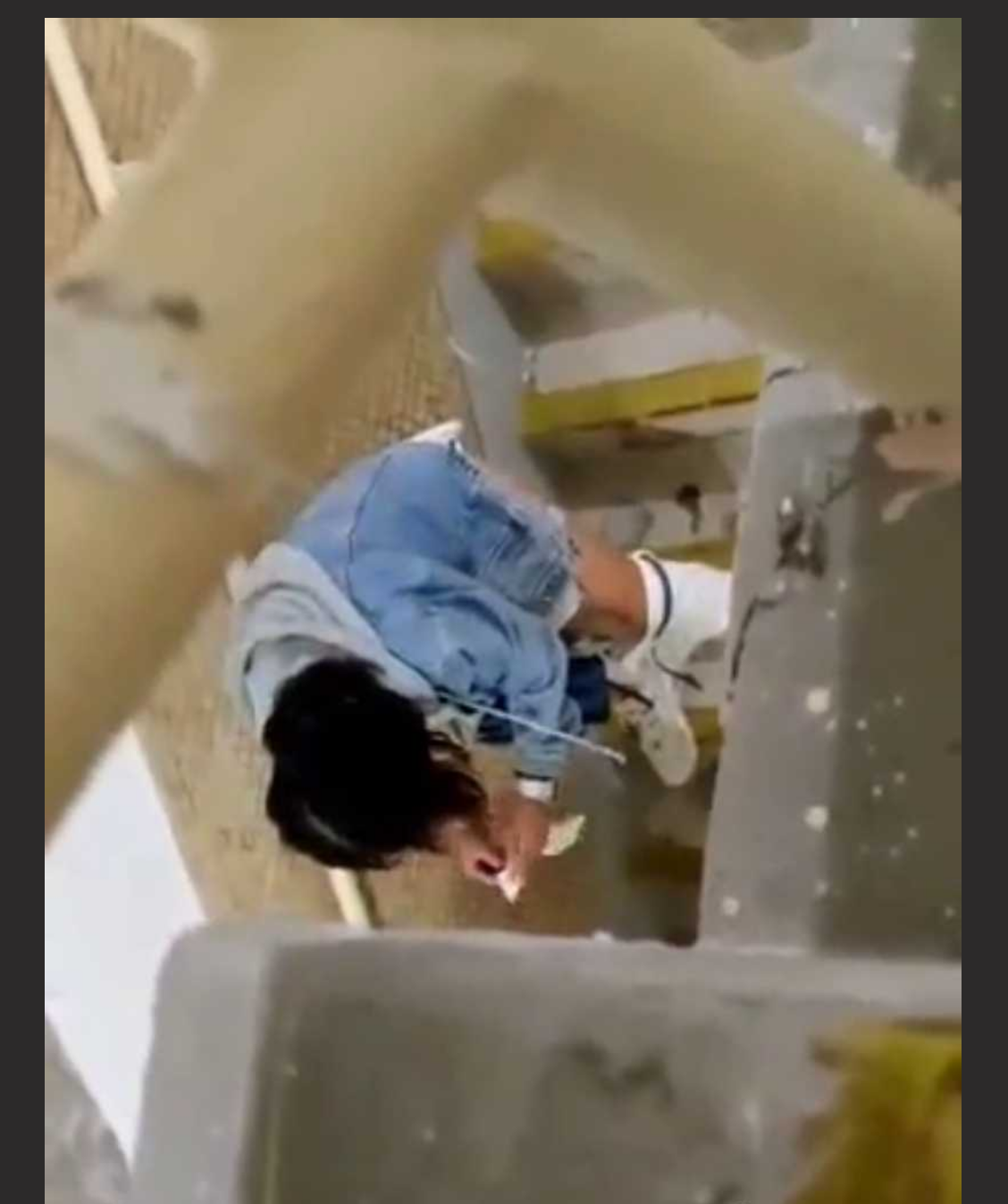 『现在的年轻人真大胆！！！楼梯间干柴烈火后入啪啪啪』好心大叔偷拍 记录曝光全过程！！！