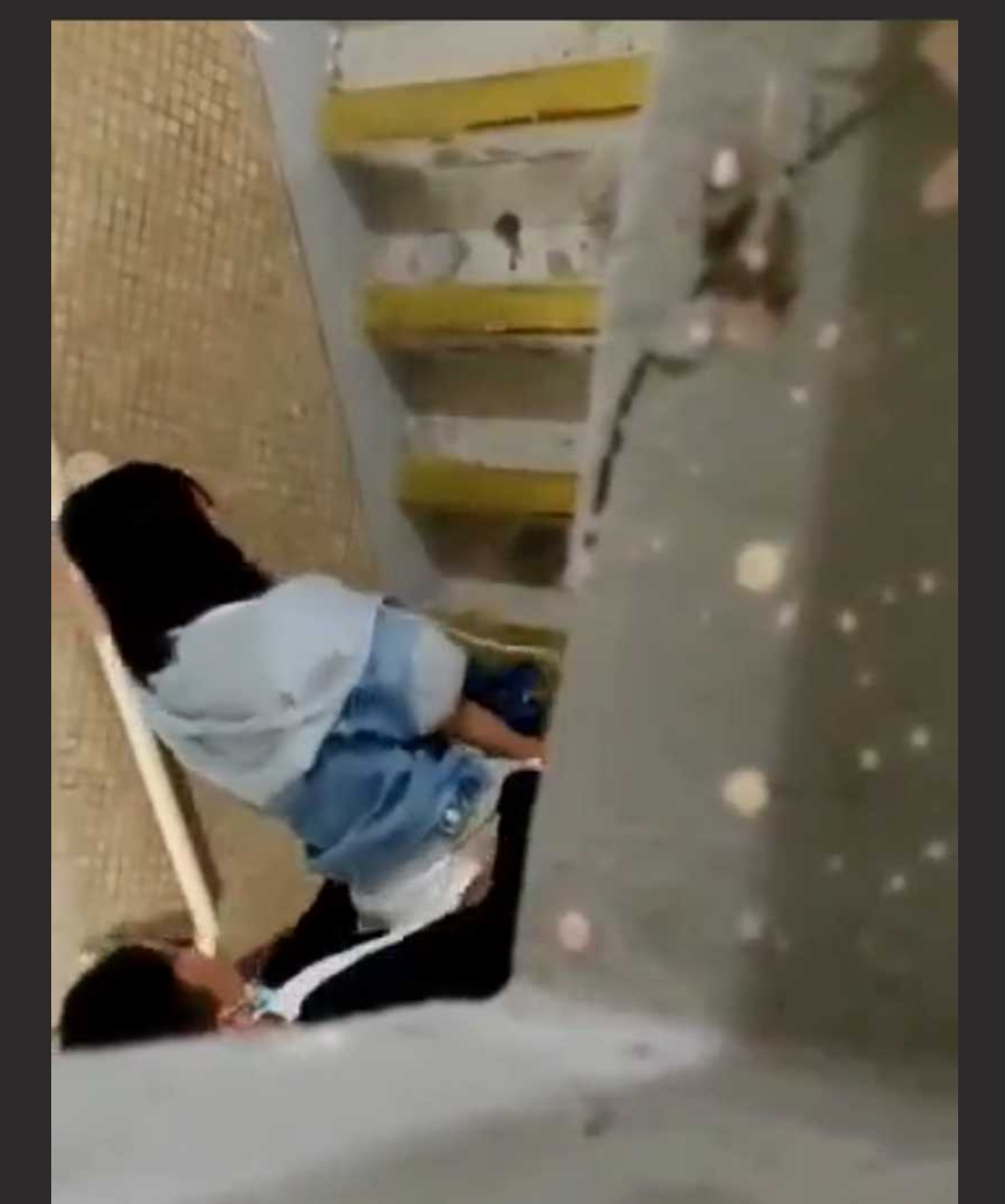 『现在的年轻人真大胆！！！楼梯间干柴烈火后入啪啪啪』好心大叔偷拍 记录曝光全过程！！！