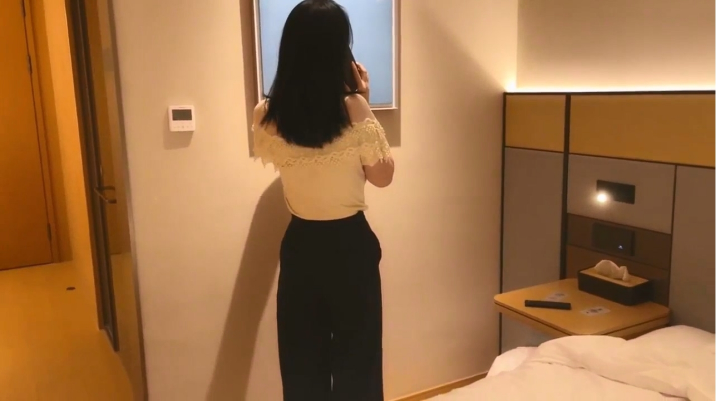 刺激绿帽打电话给老公 告诉老公在和同事加班 穿着衣服就被操了 饥渴的小荡妇 女白领偷情泄密流出