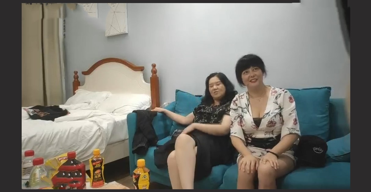 专约老阿姨！上演母子乱伦大戏 两小伙精神抖擞 风骚大姐姐媚态毕露 大白奶水汪汪鲍鱼 刺激劲爆！