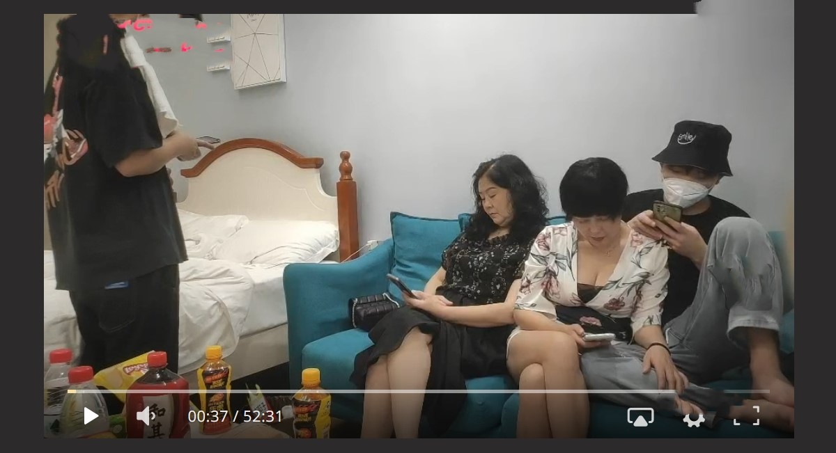 专约老阿姨！上演母子乱伦大戏 两小伙精神抖擞 风骚大姐姐媚态毕露 大白奶水汪汪鲍鱼 刺激劲爆！