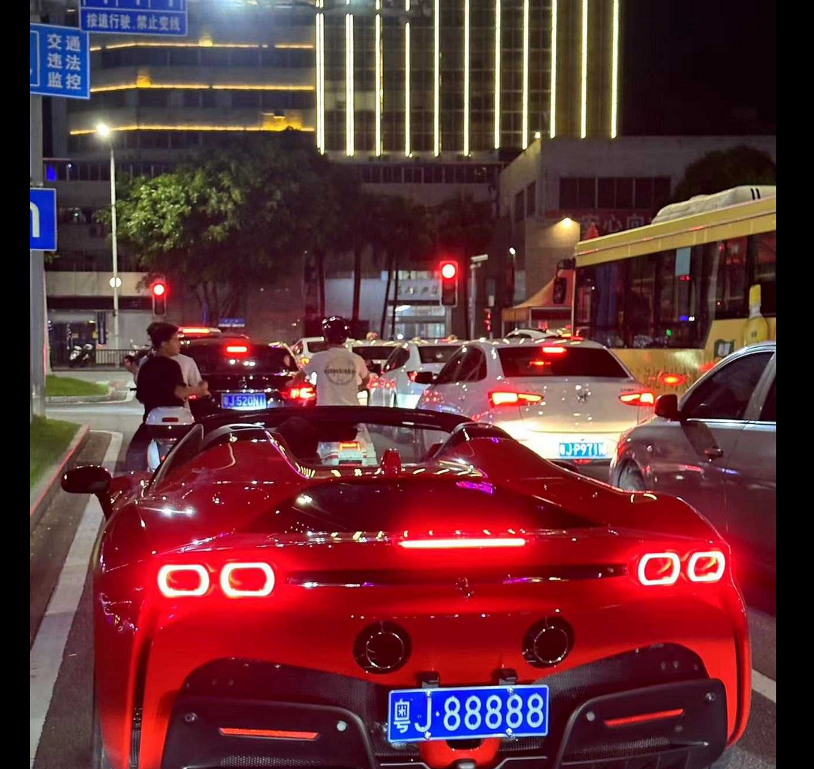 深圳偶遇江门大冶摩托车老板 老大爷开法拉利兜风副驾美女被扒！网传两人已领证并爆出性爱视频！