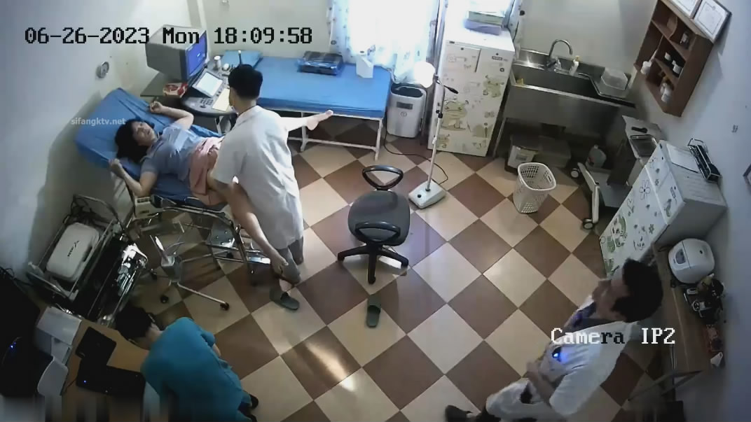 摄像头偷拍医院妇科检查手术男医生貌似故意用力搅痛到妹子面部扭曲爬不起来