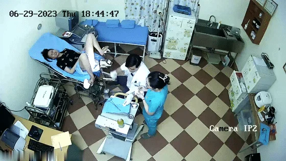 摄像头偷拍医院妇科检查手术男医生貌似故意用力搅痛到妹子面部扭曲爬不起来