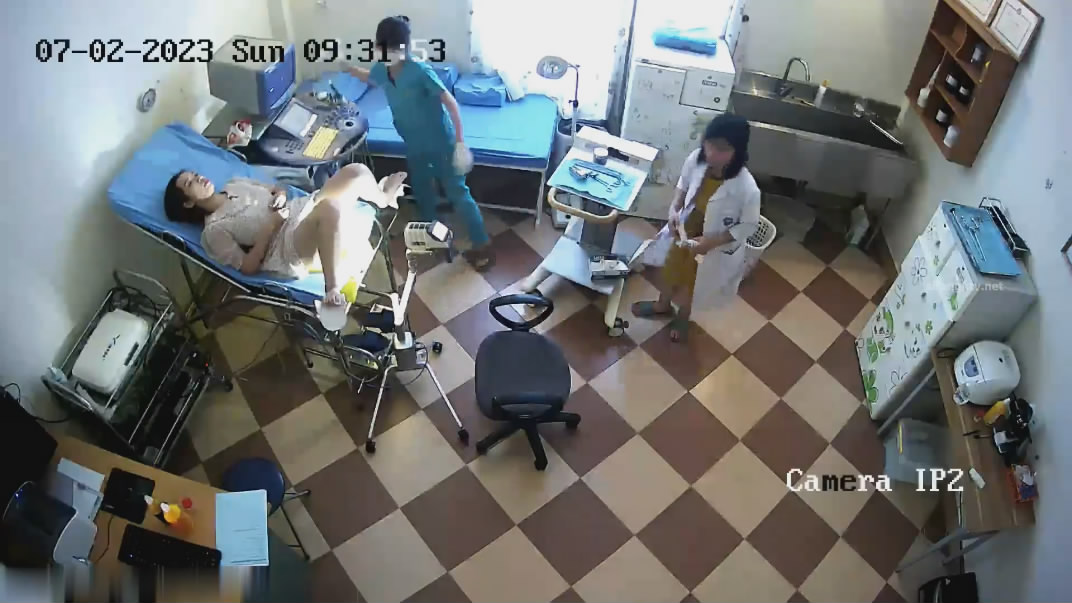 摄像头偷拍医院妇科检查手术男医生貌似故意用力搅痛到妹子面部扭曲爬不起来