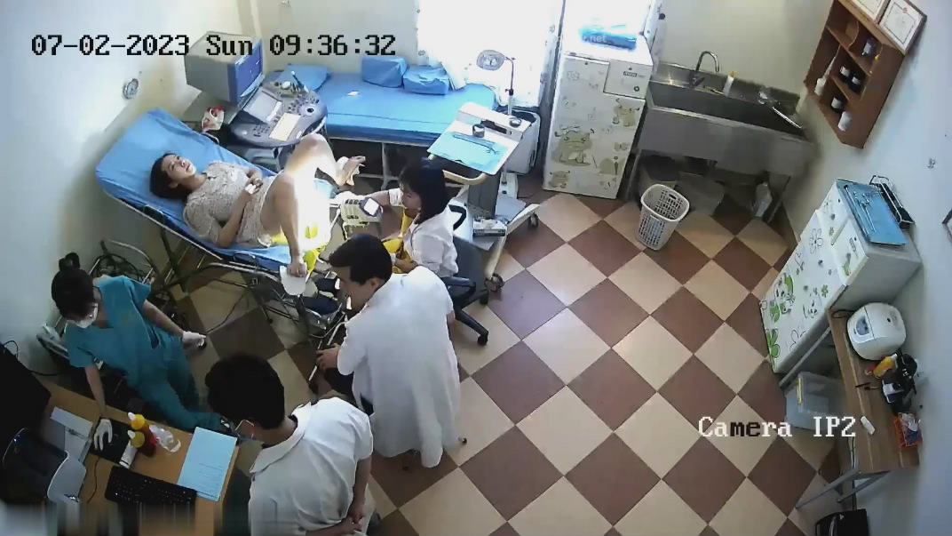 摄像头偷拍医院妇科检查手术男医生貌似故意用力搅痛到妹子面部扭曲爬不起来