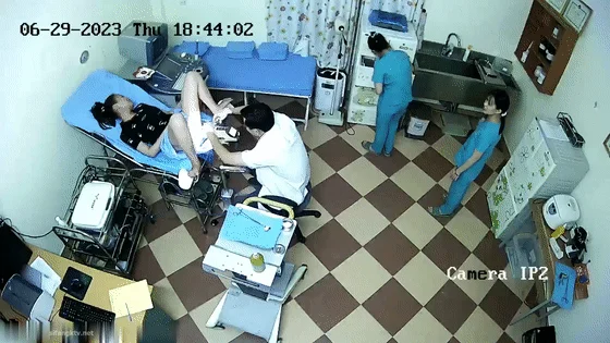 摄像头偷拍医院妇科检查手术男医生貌似故意用力搅痛到妹子面部扭曲爬不起来