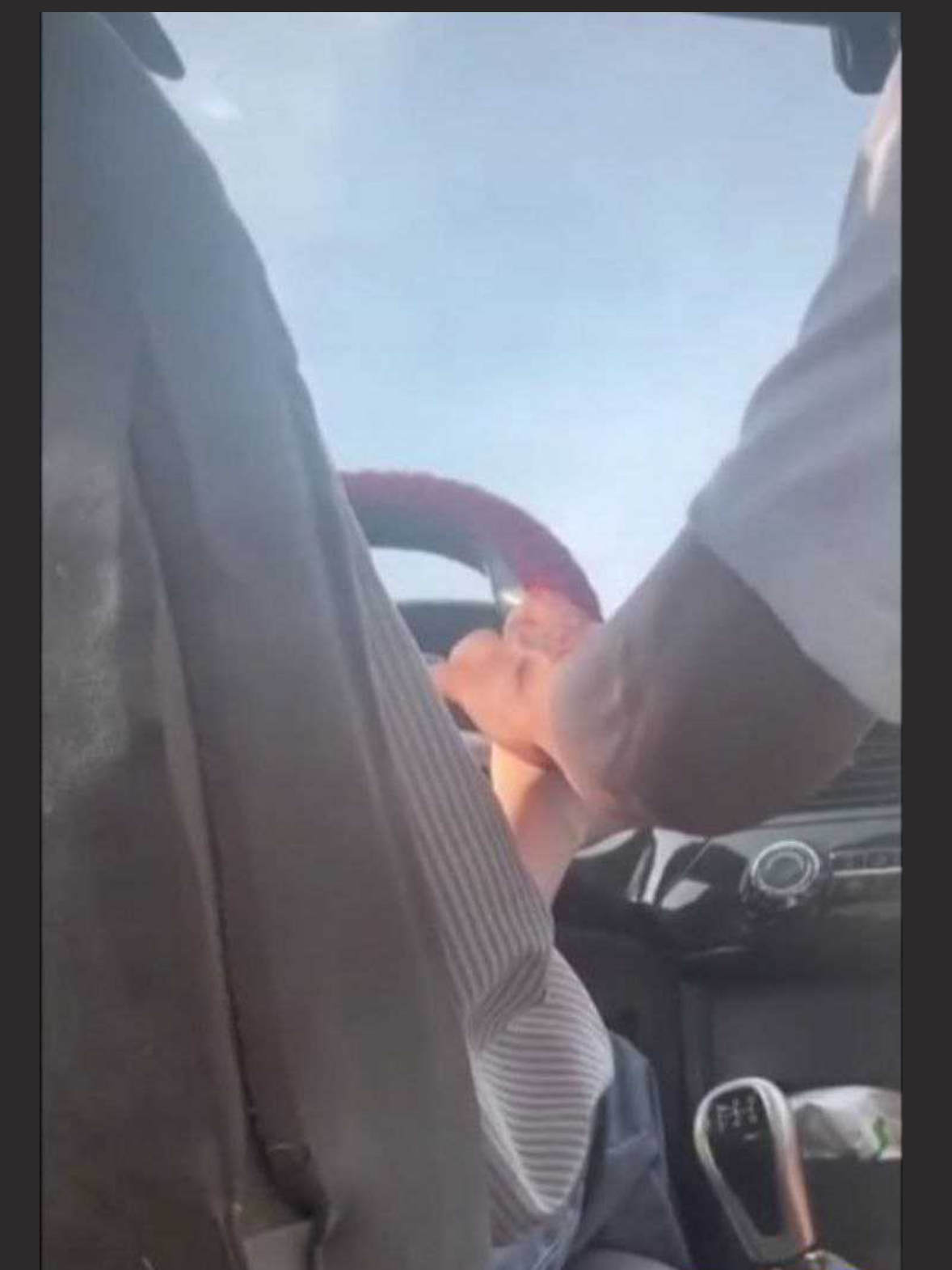 内蒙古呼和浩特一驾校50多岁的男教练在科三训练时对女学员猥亵长达9分钟 女孩怕挂科不敢反抗