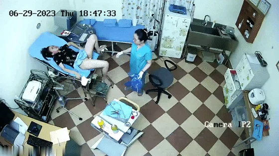 摄像头偷拍医院妇科检查手术男医生貌似故意用力搅痛到妹子面部扭曲爬不起来