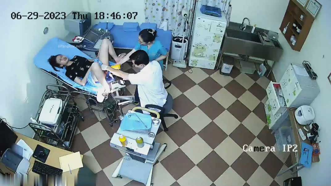 摄像头偷拍医院妇科检查手术男医生貌似故意用力搅痛到妹子面部扭曲爬不起来