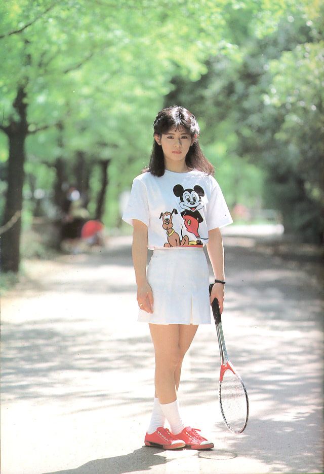 1980年，三点尽露全裸啪啪的日本妹子：穿迪士尼T恤，打羽毛球的运动少女型