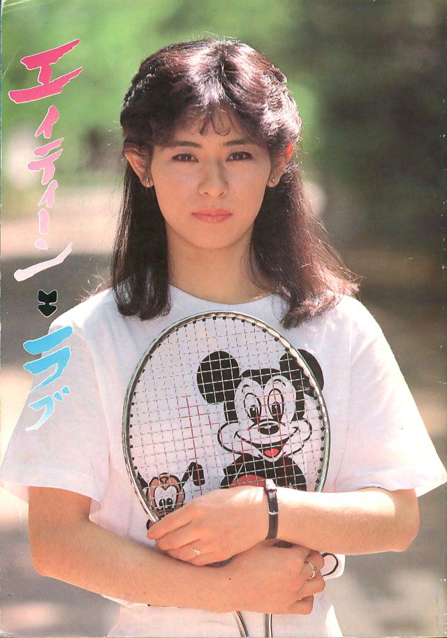 1980年，三点尽露全裸啪啪的日本妹子：穿迪士尼T恤，打羽毛球的运动少女型