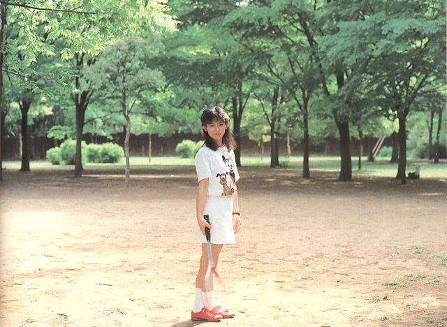 1980年，三点尽露全裸啪啪的日本妹子：穿迪士尼T恤，打羽毛球的运动少女型