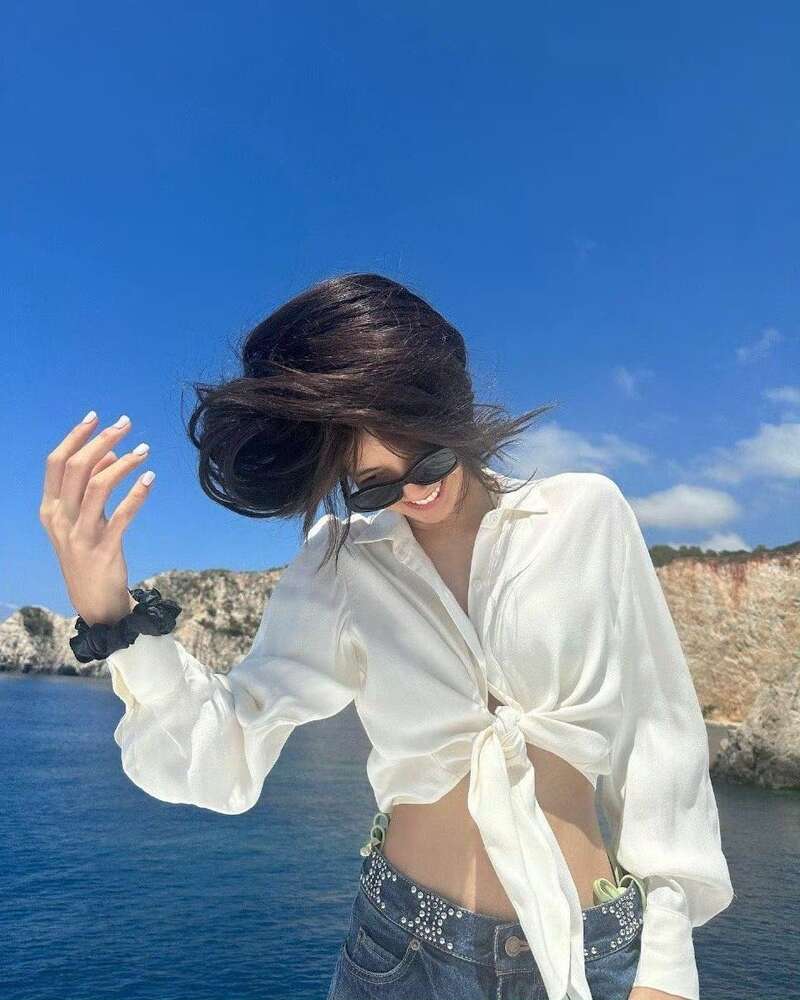 Lisa社交媒体晒比基尼性感照 这身材也是绝绝子