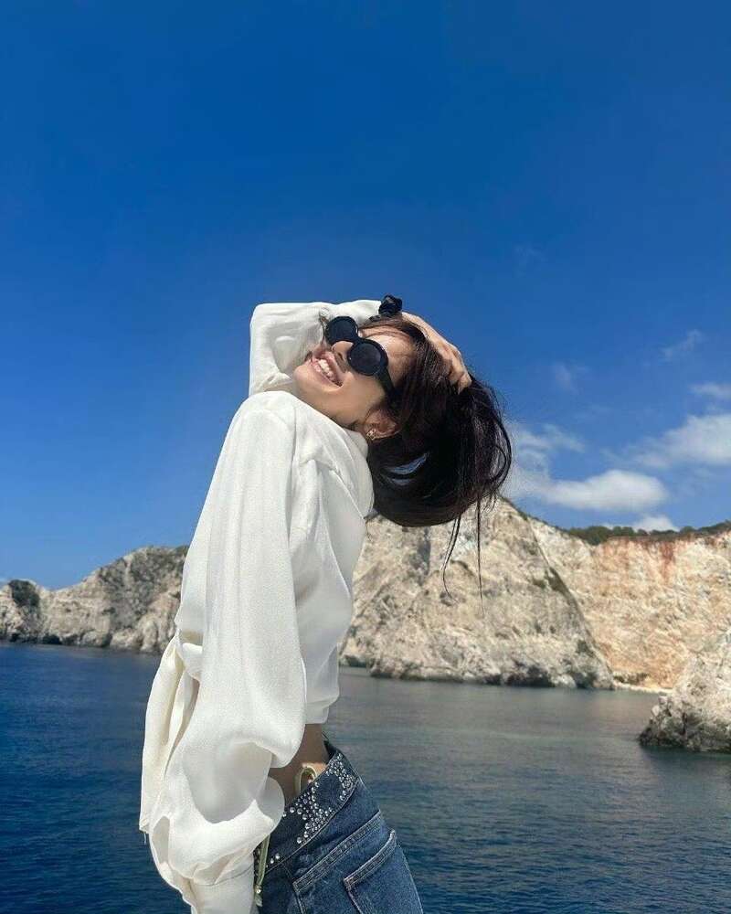 Lisa社交媒体晒比基尼性感照 这身材也是绝绝子