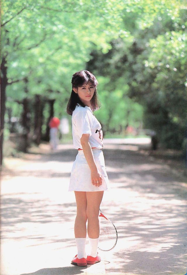 1980年，三点尽露全裸啪啪的日本妹子：穿迪士尼T恤，打羽毛球的运动少女型