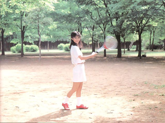 1980年，三点尽露全裸啪啪的日本妹子：穿迪士尼T恤，打羽毛球的运动少女型