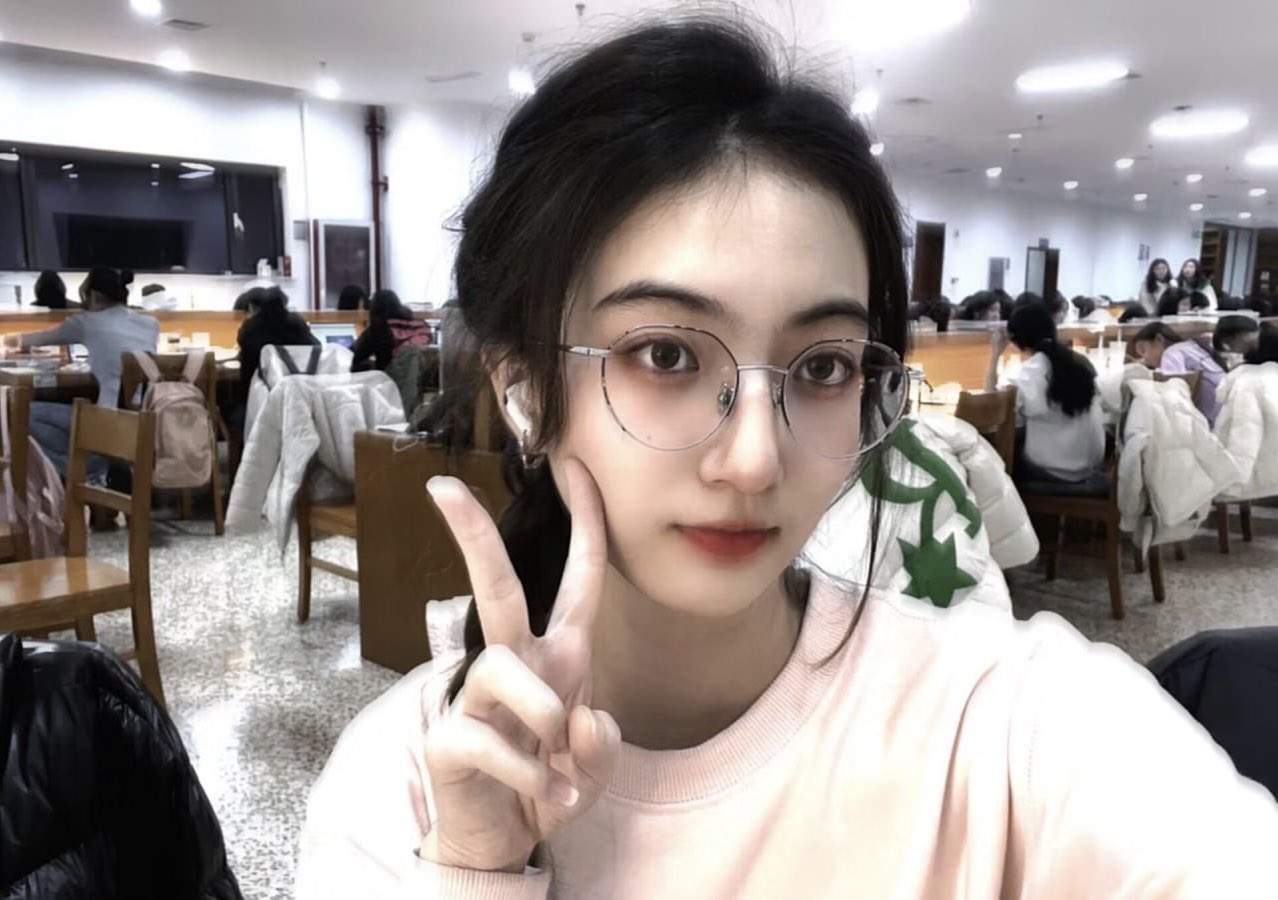 极品大长腿美少女 主打一个清纯 娇小身材,紧实饱满 活力四射 无套中出内射!一逼白浆!