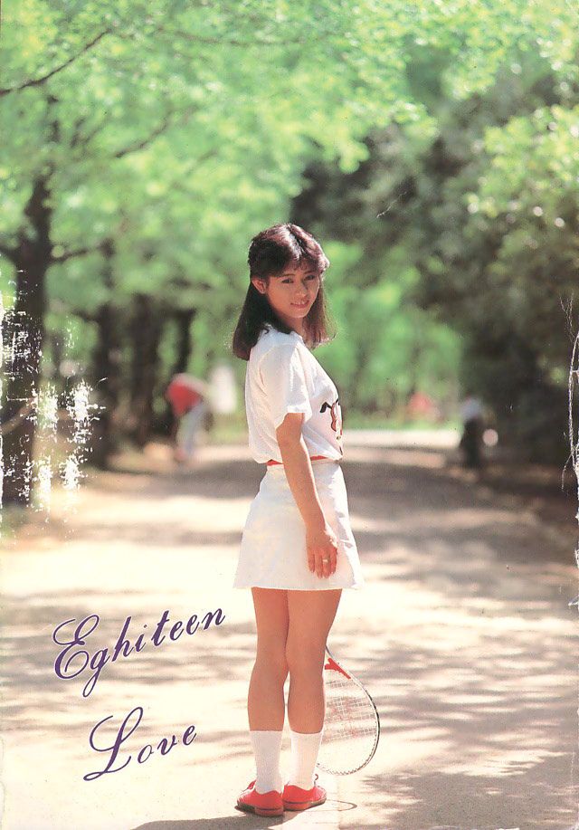 1980年，三点尽露全裸啪啪的日本妹子：穿迪士尼T恤，打羽毛球的运动少女型