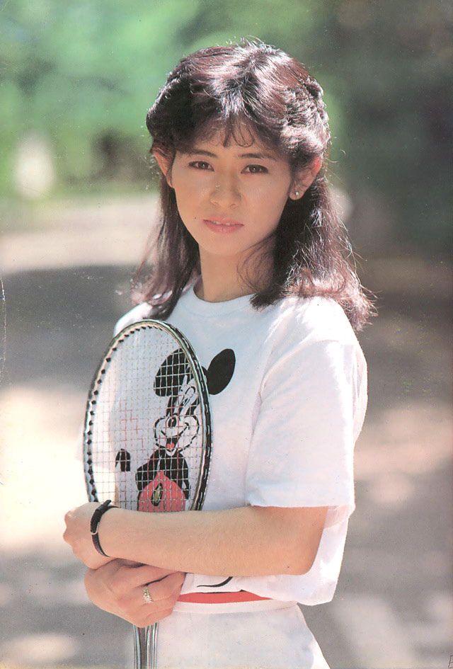 1980年，三点尽露全裸啪啪的日本妹子：穿迪士尼T恤，打羽毛球的运动少女型