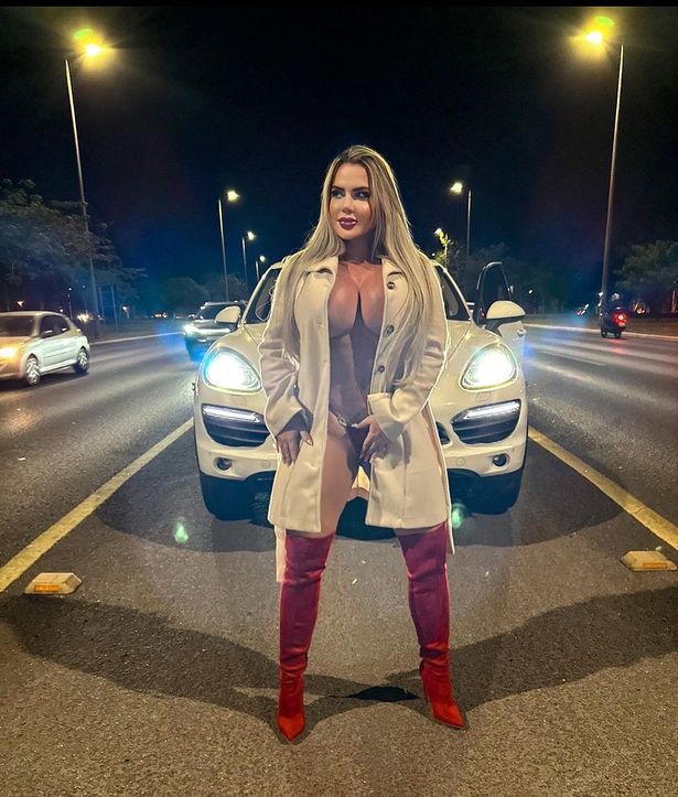 “世界上最性感的女律师”赤裸站街 致交通堵塞