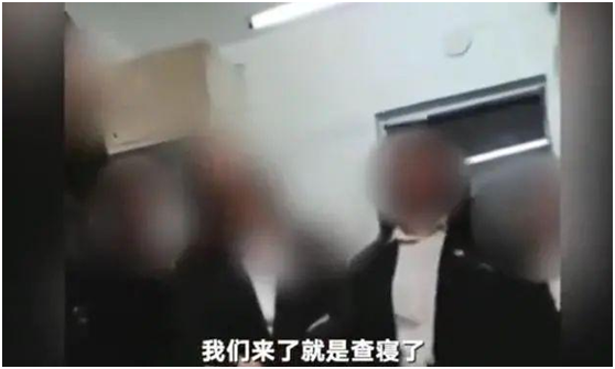 大二女生：被舍友踹私部、跪舔当狗、洗脚洗内裤、暗下避孕药