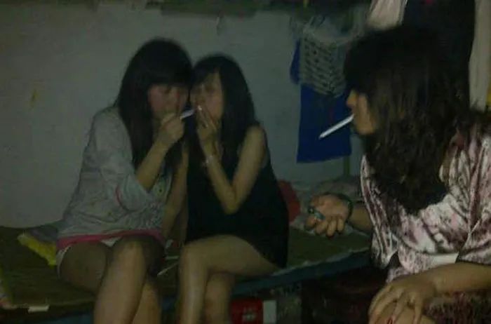 大二女生：被舍友踹私部、跪舔当狗、洗脚洗内裤、暗下避孕药