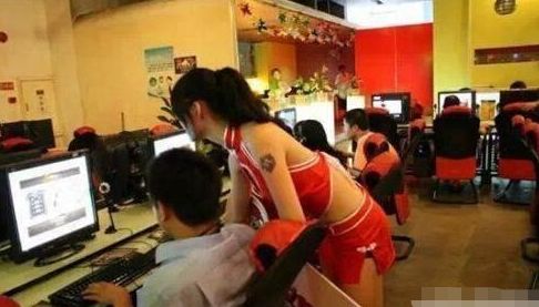 网吧陪玩女乱象：“吸睛”引诱、黑S上班、暗藏擦边球服务