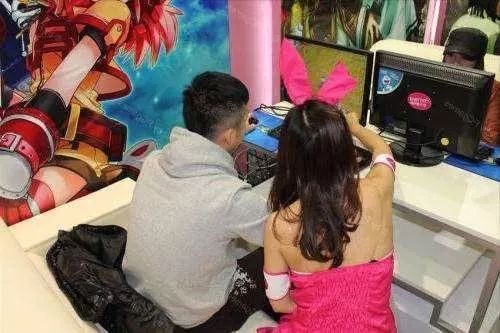 网吧陪玩女乱象：“吸睛”引诱、黑S上班、暗藏擦边球服务