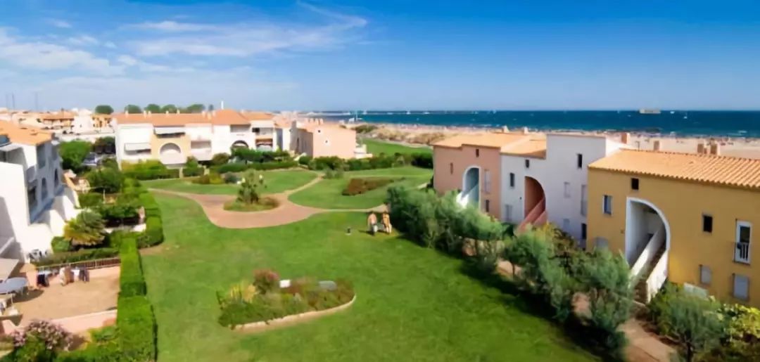 全球最大的裸体小镇，所有男女都禁止穿衣服，违者坐牢罚款！