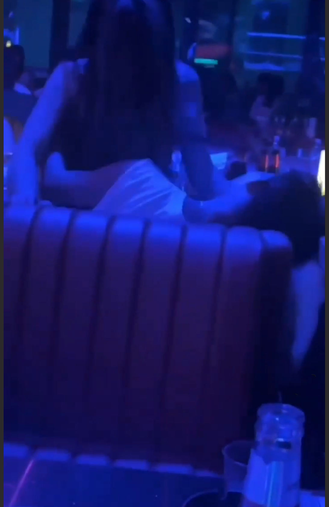 成都辰色酒吧惊现卡座 3P 奇观 这是哪位瓜友的女朋友？