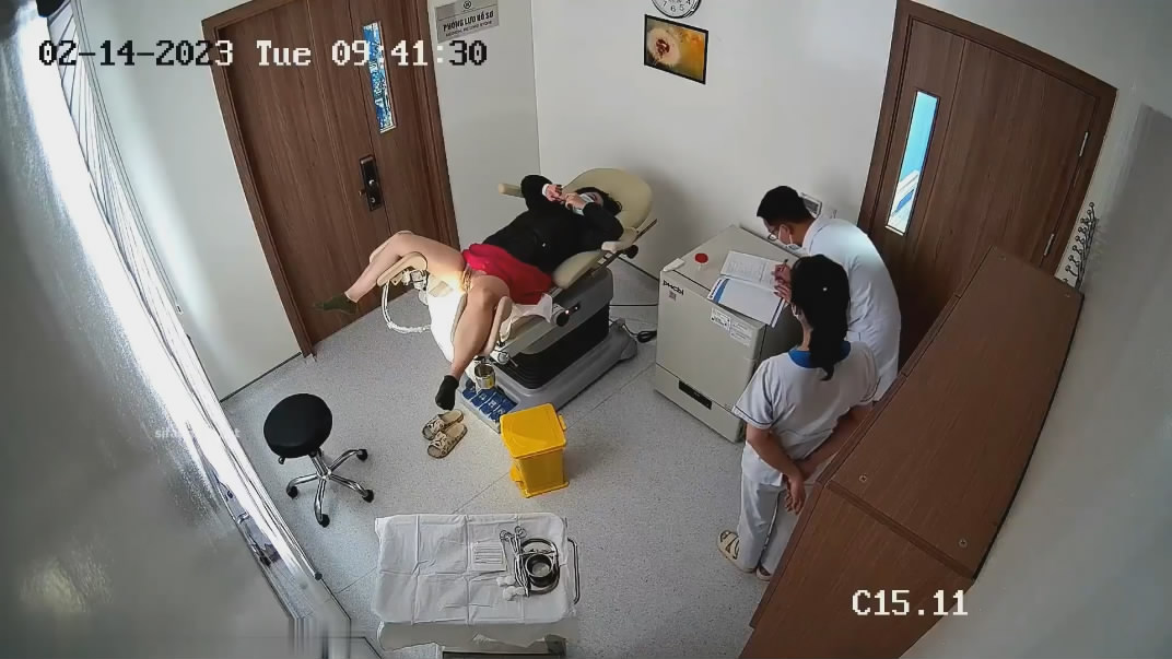 医院妇科检查科摄像头偷拍 几个做阴道检查的年轻美眉