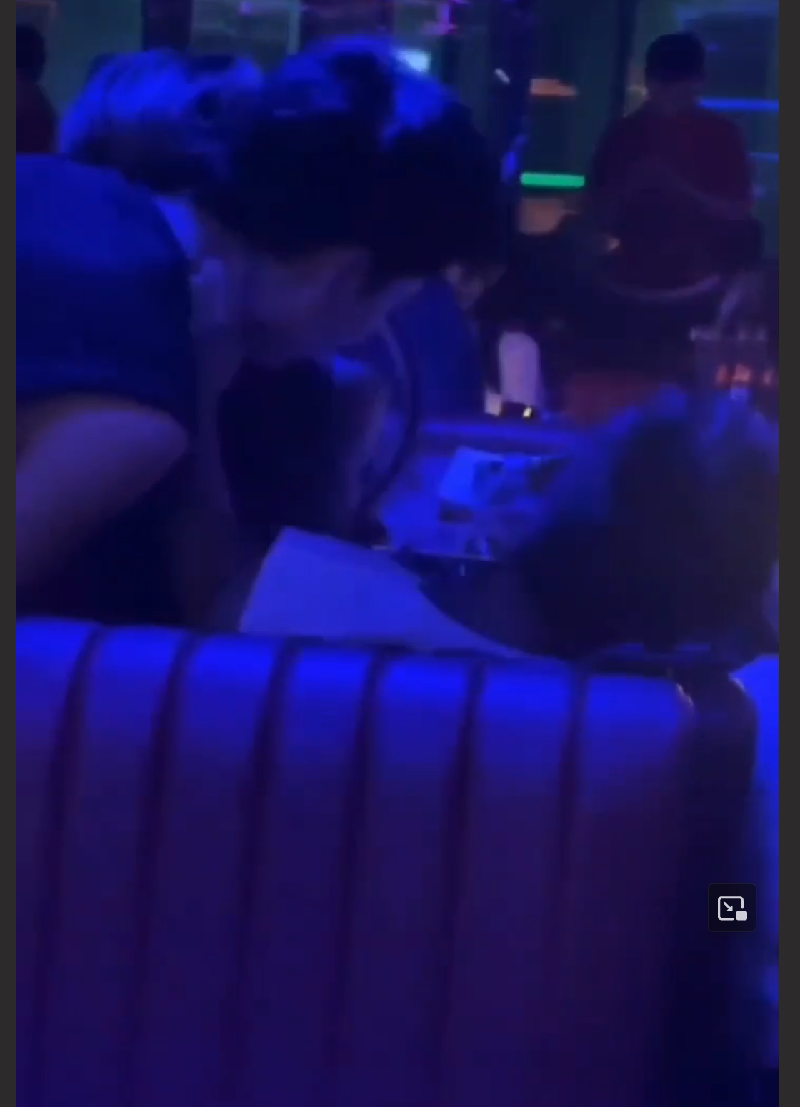 成都辰色酒吧惊现卡座 3P 奇观 这是哪位瓜友的女朋友？