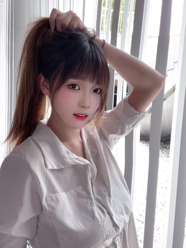 喜欢小骚逼这样坐哥哥身上吗 小骚货主动骑乘哥哥身上深插扭动 看着肉棒在自己小蜜穴进出的样子