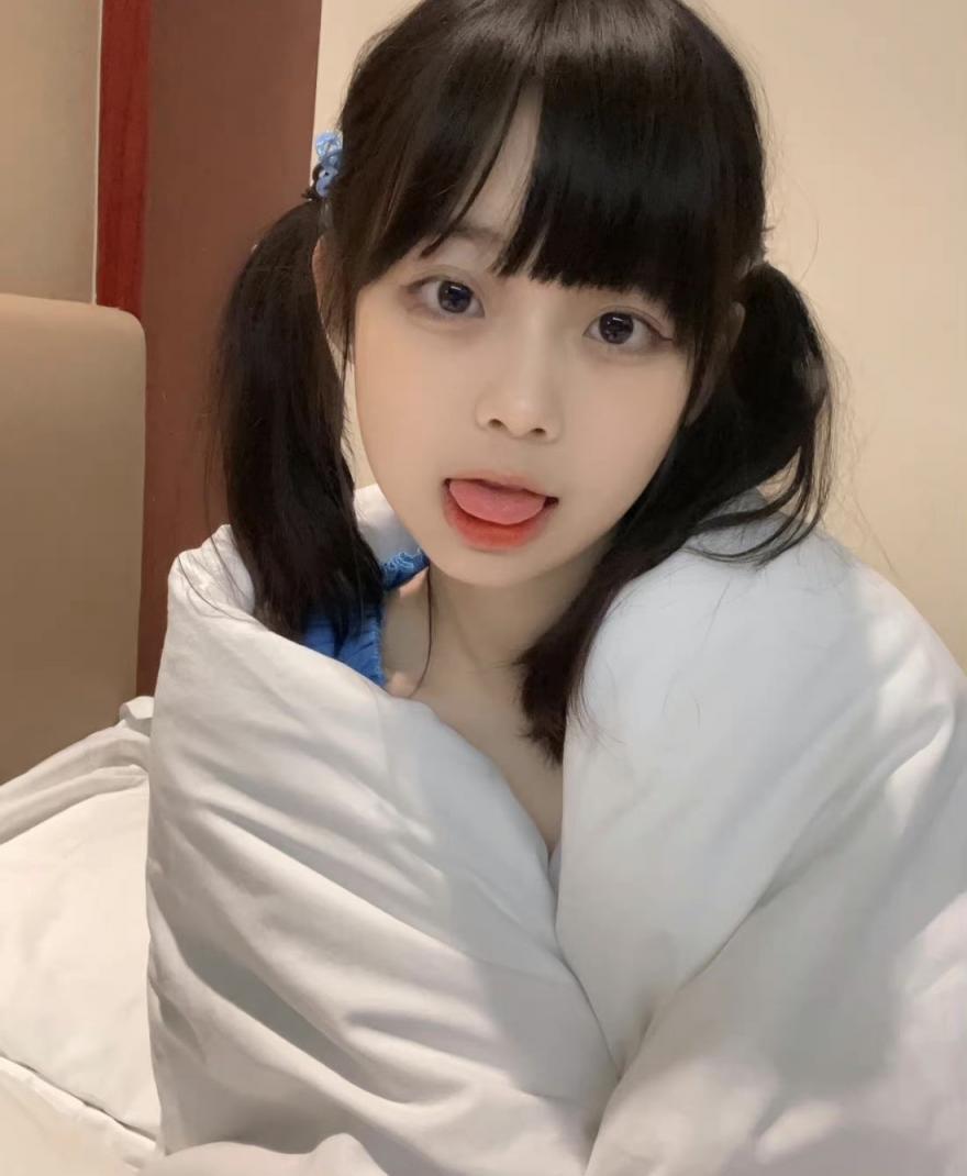 喜欢小骚逼这样坐哥哥身上吗 小骚货主动骑乘哥哥身上深插扭动 看着肉棒在自己小蜜穴进出的样子