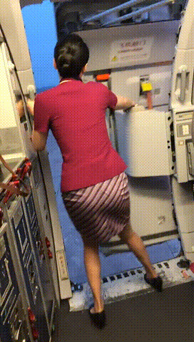 网传飞行员在女厕偷拍空姐被抓？