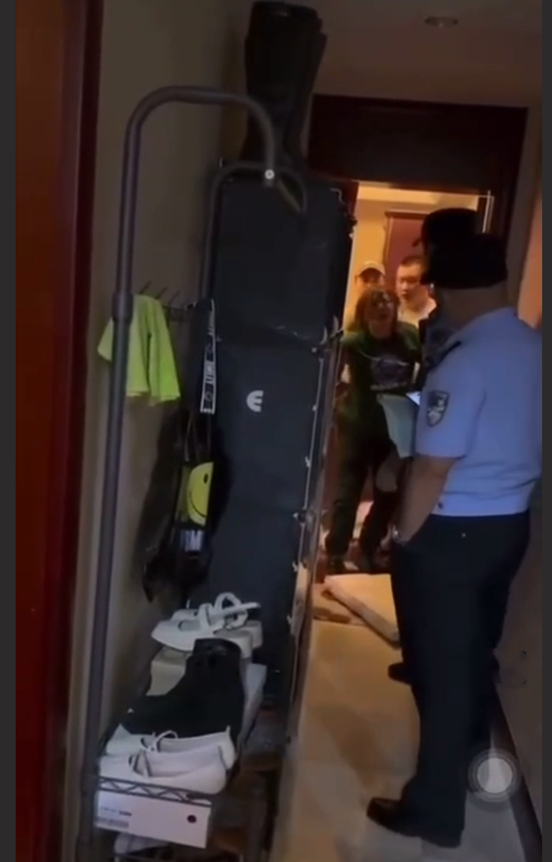 直击捉奸现场 -- 侄媳妇与姑父偷情 被当场捉奸 警察叔叔都来了