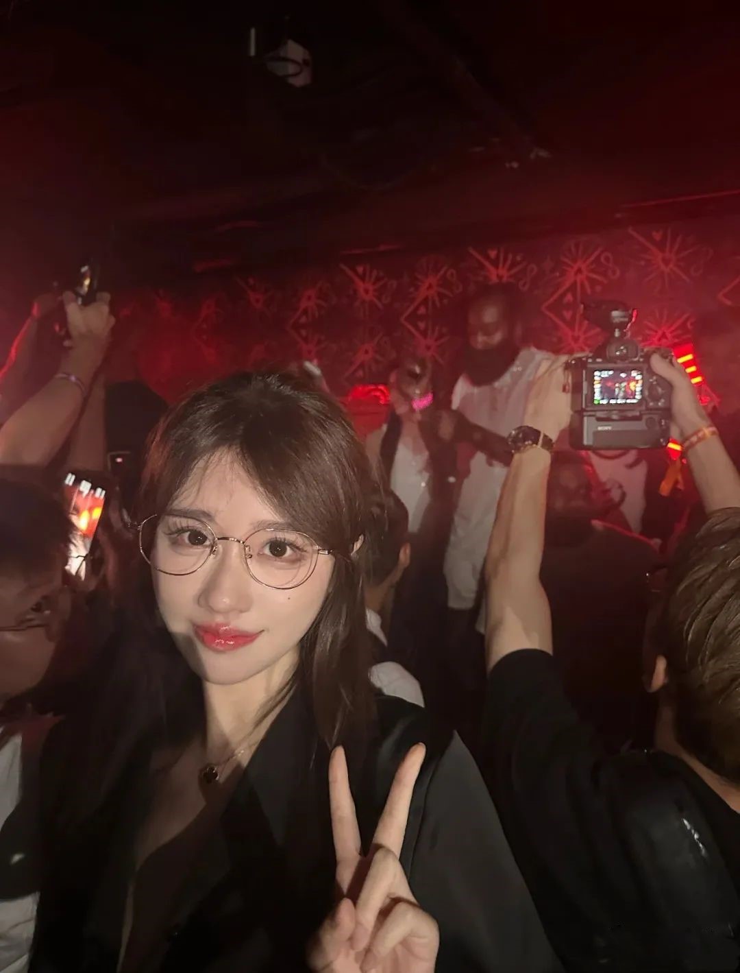 哈登游艇派对，国内四大嫩模投怀送抱