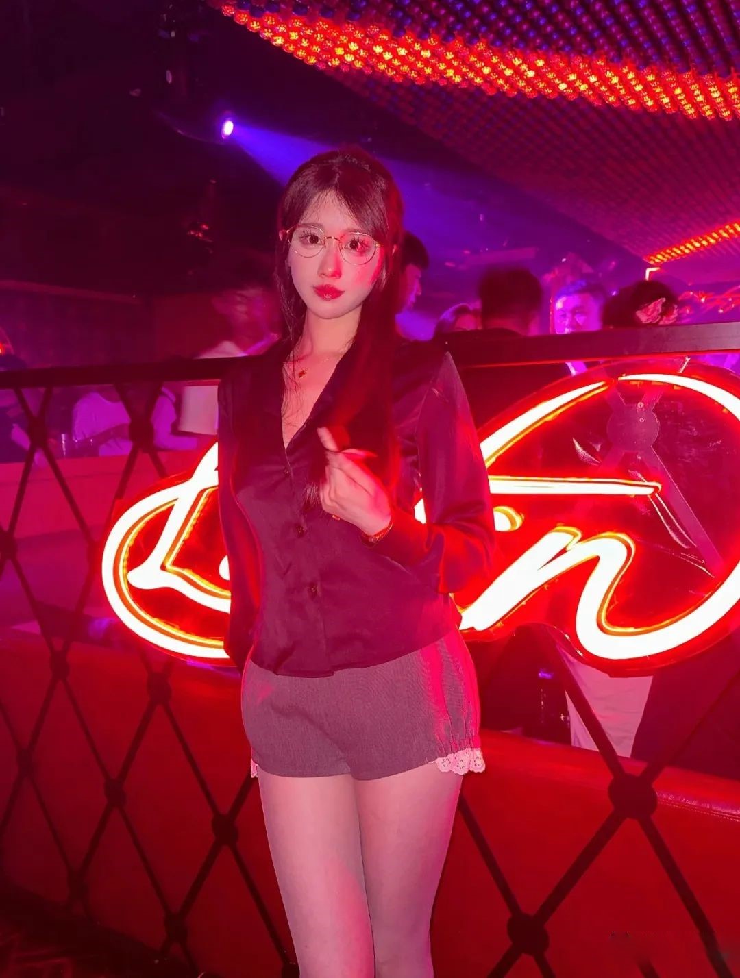 哈登游艇派对，国内四大嫩模投怀送抱