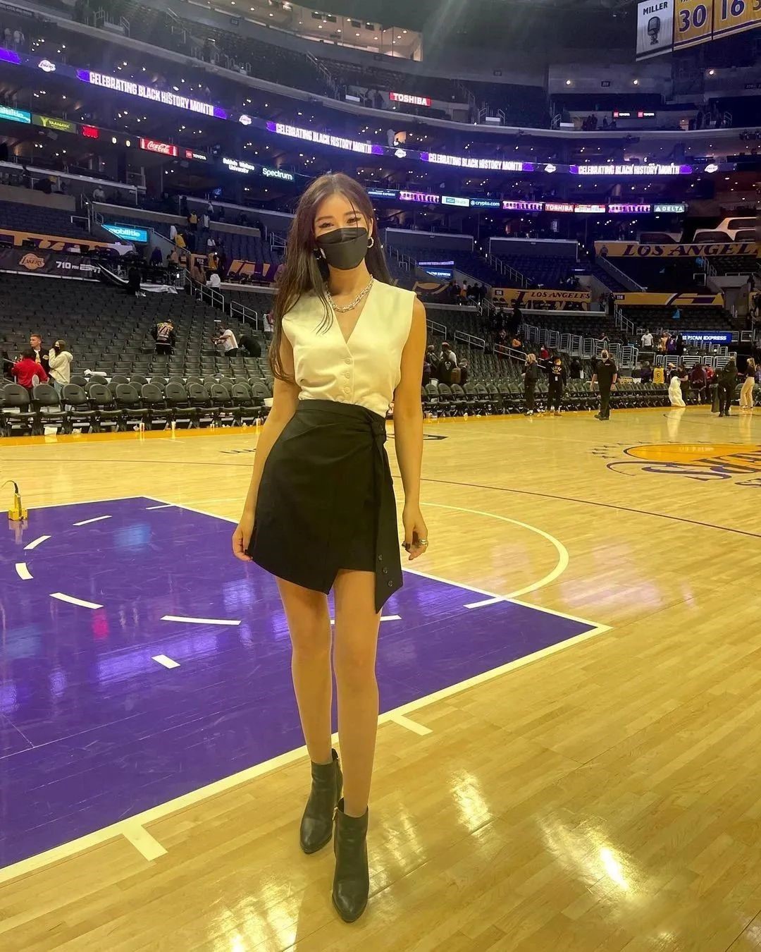 哈登游艇派对，国内四大嫩模投怀送抱