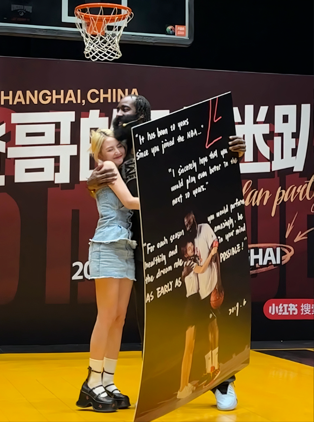 哈登游艇派对，国内四大嫩模投怀送抱