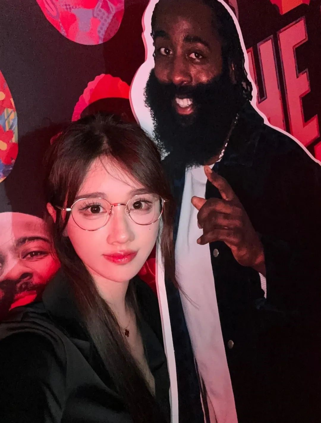 哈登游艇派对，国内四大嫩模投怀送抱